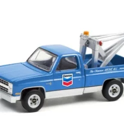 Greenlight Chevron 1983 Chevy C20 Scottsdale With Drop-In Tow Hook 35200D/48 1/64 Scale Diecast Model Toy Car